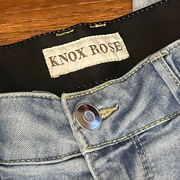 Gorgeous multicolored embroidered Knox Rose high rise size 8 light wash jeans - Picture 2 of 7